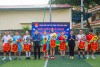 Đồng chí Huỳnh Võ Huy – UVBTV, Trưởng ban Ban Tuyên giáo Tỉnh đoàn và  đồng chí Nguyễn Thị Hoa Mận – Bí thư Đoàn Khối trao cờ lưu niệm cho các đội