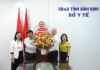 Đồng chí Bùi Quang Nhựt - Phó Bí thư Đảng ủy Khối tặng hoa chúc mừng tại Sở Y tế