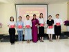 Đồng chí Võ Thị Thu Hòa - Tỉnh ủy viên, Bí thư Đảng ủy Khối trao giấy chứng nhận cho các học viên