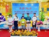 Đồng chí Võ Thị Thu Hòa – Tỉnh ủy viên, Bí thư Đảng ủy Khối, Thủ trưởng Cơ quan trao khen thưởng cho các cháu
