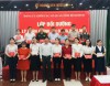 Đồng chí Bùi Quang Nhựt - Phó Bí thư Đảng ủy Khối các cơ quan tỉnh trao Giấy chứng nhận cho các học viên