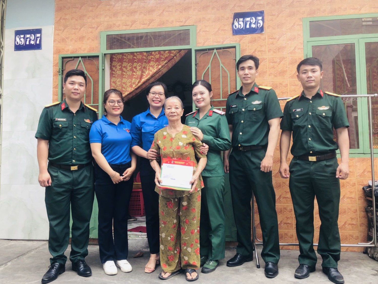 Tặng quà cho các cô chú là cựu Thanh niên xung phong có hoàn cảnh khó khăn trên địa bàn phường Quang Trung