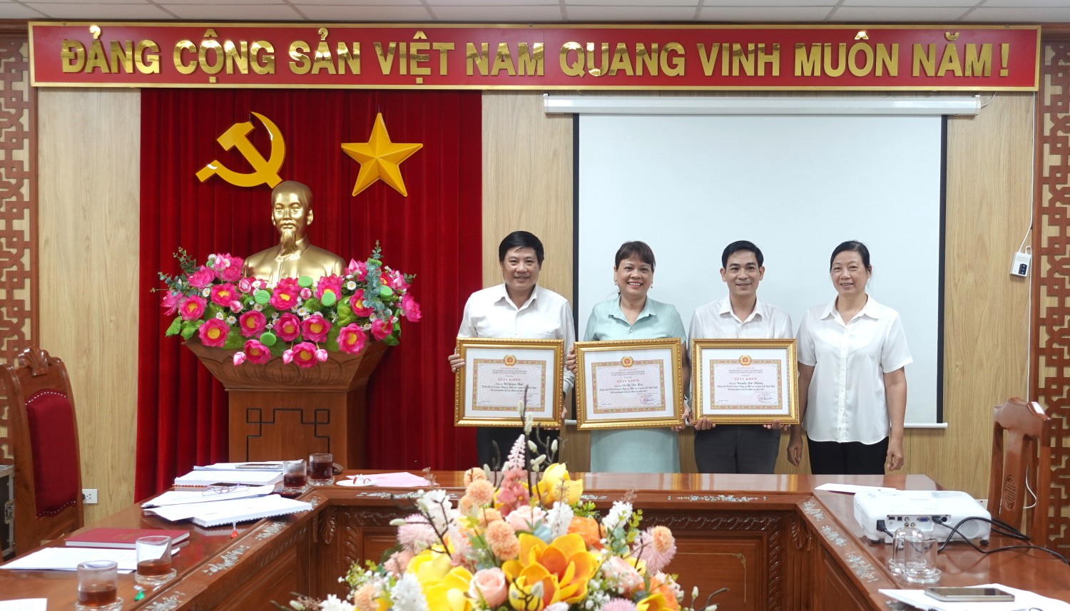 Khen thưởng các đảng viên hoàn thành xuất sắc nhiệm vụ năm 2023