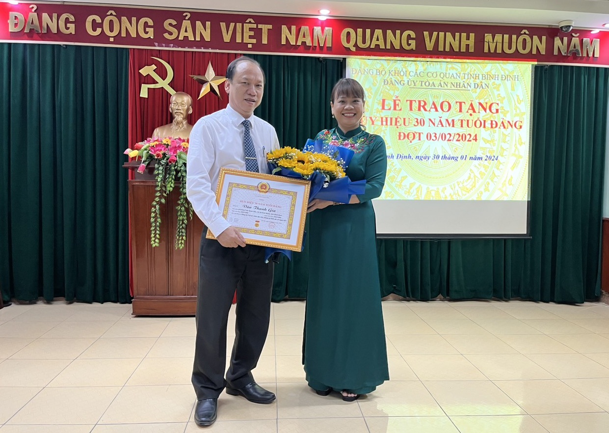 Lễ trao tặng Huy hiệu 30 năm tuổi Đảng đợt 03/02/2024  đối với đồng chí Văn Thanh Gia – Đảng viên Đảng bộ TAND tỉnh Bình Định
