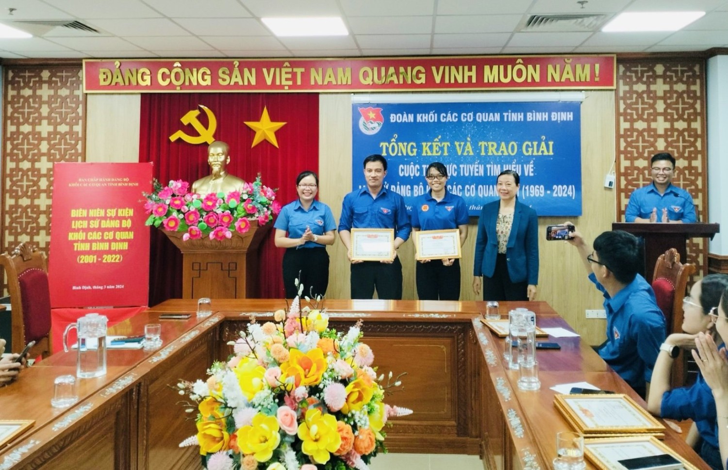 Đ/c Nguyễn Lệ Thủy và đ/c Nguyễn Thị Hoa Mận trao giải Nhất  cho 02 thí sinh xuất sắc nhất của 2 tuần thi