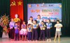 Đ/c Võ Thị Thu Hòa – TUV, Bí thư Đảng ủy Khối CCQ tỉnh và đại diện Ngân hàng Vietinbank chi nhánh KCN Phú Tài tặng quà cho các em học sinh